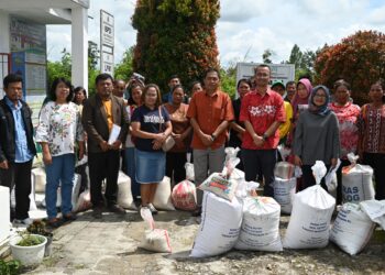 Foto bersama usai serahkan bantuan berupa beras kepada korban bencana puting beliung dan kebakaran rumah, di Desa Purba Dolok, Kecamatan Doloksanggul, Sabtu (29/4/2023), di Kantor Desa Purba Dolok.