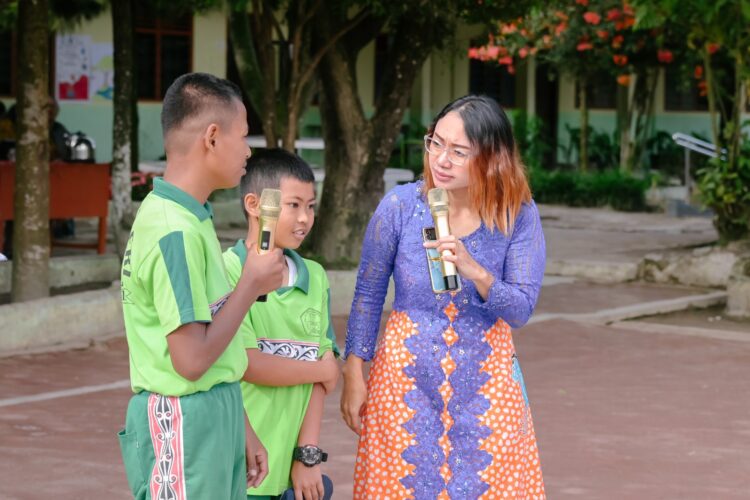 Ketua TP PKK Humbang Hasundutan (Humbahas), Ny. Lidia Kristina Dosmar Banjarnahor, saat kunjungan kerja ke SMP Negeri 2 Doloksanggul, Kamis (6/4/2023).