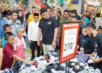 Wali Kota Medan Bobby Nasution Bawa Anak Yatim Dhuafa Belanja Kebutuhan Lebaran. [dok Pemkot Medan]