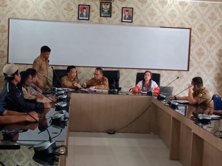 Sekda Pakpak Bharat, Jalan Berutu, S.Pd, MM saat membuka Sosialisasi HDDAP, di Aula Kantor Bappelitbangda Pakpak Bharat Senin (03/04/2023).