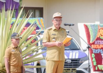 Bupati Humbahas, Dosmar Banjarnahor, SE, saat memimpin Apel Gelar Pasukan Operasi Ketupat Toba 2023, Senin (17/4/2023), di Lapangan Mapolres Humbang Hasundutan.