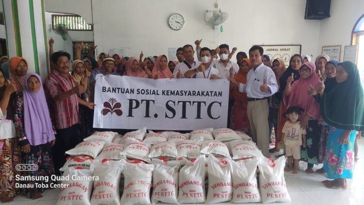 Direktur PT. STTC Pematang Siantar, Bapak Edwin Bingei Purba Siboro melalui Humas, Erdy Wienata saat menyerahkan bantuan beras dari PT. STTC, di Masjid Al-Ikhlas Kampung Salak, Nagori Silaumalaha, yang diterima Pengurus BKM, Misnan, Rabu (12/4/2023).
