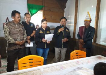 Dinas Dukcapil Humbahas saat menyerahkan Akta Kematian Robet Hutasoit (Op. Pavel), Jumat, 31 Maret 2023.