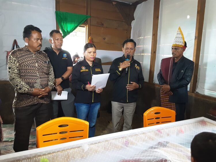 Dinas Dukcapil Humbahas saat menyerahkan Akta Kematian Robet Hutasoit (Op. Pavel), Jumat, 31 Maret 2023.