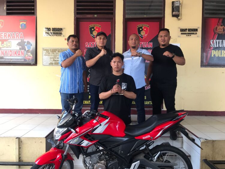 Foto pelaku curanmor dengan taangan diborgol dan barang bukti sepeda motor.