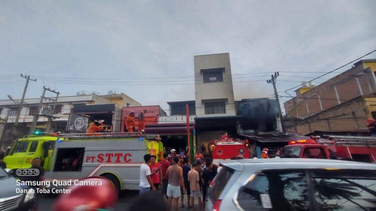 Mobil Damkar PT. STTC tampak di lokasi memadamkan kobaran api yang melahap Rumah Makan Padang di Jalan Asahan Simalungun, pada Minggu (16/4/2023) sore, sekira pukul 18.00 WIB.