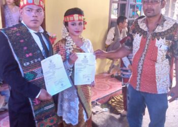 Dinas Dukcapil Kabupaten Humbahas melalui perangkat desa, di Desa Lumban Tonga-Tonga, Kecamatan Pakkat, serahkan Akta Perkawinan kepada pengantin pasangan baru, Harintua Manalu dengan Rita Boru Tumanggor, Sabtu (1/4/2023)  lalu, di Pakkat.