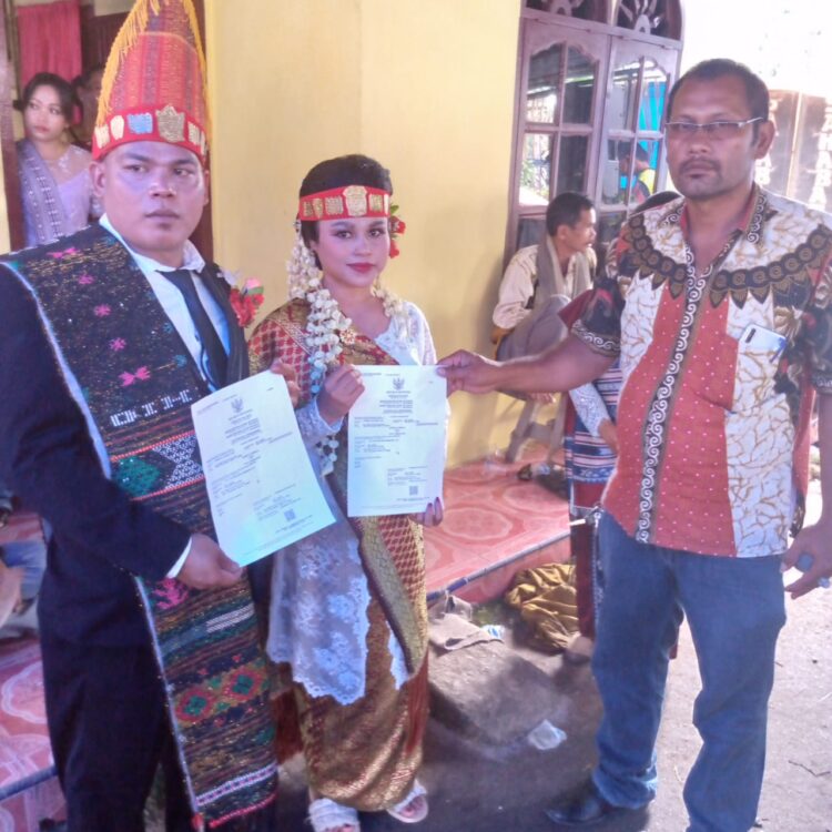 Dinas Dukcapil Kabupaten Humbahas melalui perangkat desa, di Desa Lumban Tonga-Tonga, Kecamatan Pakkat, serahkan Akta Perkawinan kepada pengantin pasangan baru, Harintua Manalu dengan Rita Boru Tumanggor, Sabtu (1/4/2023)  lalu, di Pakkat.