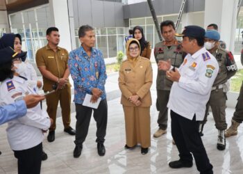 dr Susanti saat tinjau Terminal Tanjung Pinggir bersama Kepala Ombudsman Perwakilan Sumut dan didampingi Plt Kepala Dinas Perhubungan, Drs Julham Situmorang MSi, dan Kepala Satpol PP, Pardamean Silaen SH, Selasa (18/04/2023), lalu.