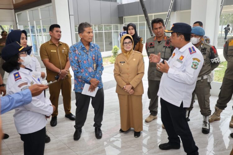 dr Susanti saat tinjau Terminal Tanjung Pinggir bersama Kepala Ombudsman Perwakilan Sumut dan didampingi Plt Kepala Dinas Perhubungan, Drs Julham Situmorang MSi, dan Kepala Satpol PP, Pardamean Silaen SH, Selasa (18/04/2023), lalu.