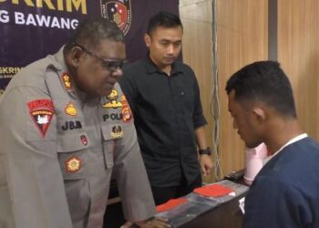 Kapolres Tulang Bawang AKBP Jibrael Bata Awi saat interogasi suami yang racuni istri hingga tewas demi bisa nikahi adik ipar. (Foto: iNews/Ahmad Luthfi Rosyadi)
