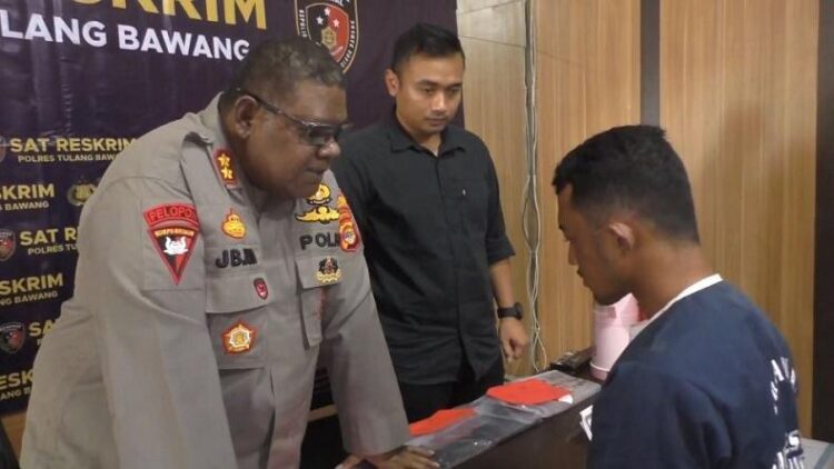 Kapolres Tulang Bawang AKBP Jibrael Bata Awi saat interogasi suami yang racuni istri hingga tewas demi bisa nikahi adik ipar. (Foto: iNews/Ahmad Luthfi Rosyadi)