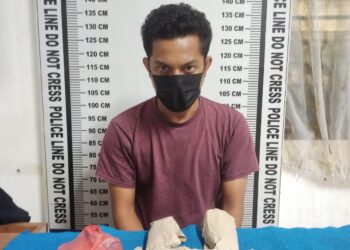 Foto pelaku dan barang bukti ganja saat diamankan di kantor polisi.