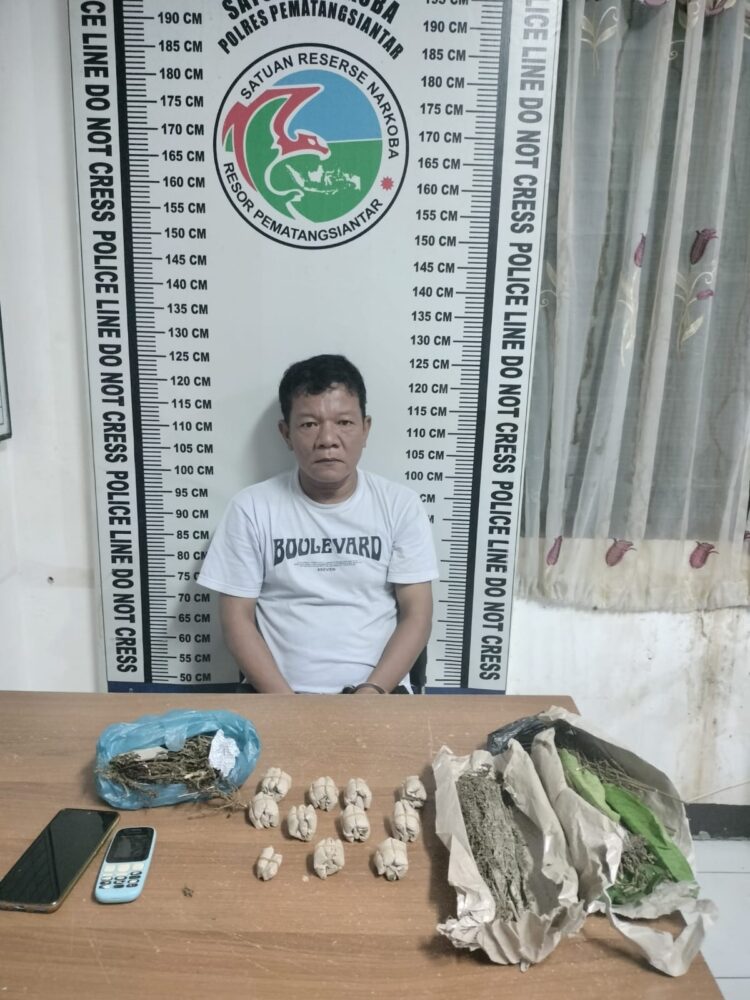 Foto terduga pengedar ganja dan barang bukti saat diamankan di kantor polisi.