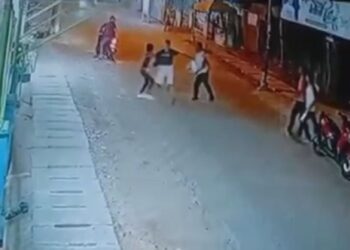 Diduga hanya karena diklakson, dua pemuda di Kelurahan Tanah Enam Ratus, Kota Medan, Sumatera Utara, dihajar geng motor. Foto/iNews TV/Yudha Bahar
