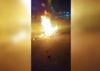 Buat Onar di Permukiman Warga Medan, Kendaraan Anggota Geng Motor Dibakar (Foto: Tangkapan Layar)