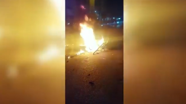 Buat Onar di Permukiman Warga Medan, Kendaraan Anggota Geng Motor Dibakar (Foto: Tangkapan Layar)