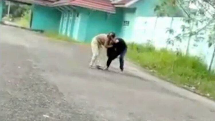 Dua remaja perempuan di Jambi baku hantam hingga saling jambak. Videonya beredar luas hingga viral di Jambi (Budi Utomo/MNC Portal)