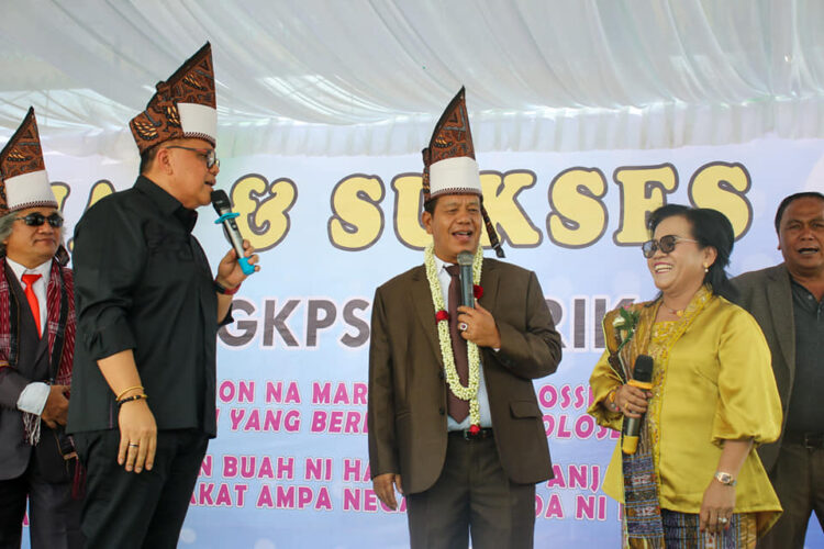 Bupati Simalungun Radiapoh Hasiholan Sinaga dan istri, saat menghadiri peresmian GKPS Distrik XII Tiga Runggu, Kecamatan Purba, Kabupaten Simalungun, Minggu (16/4/2023).