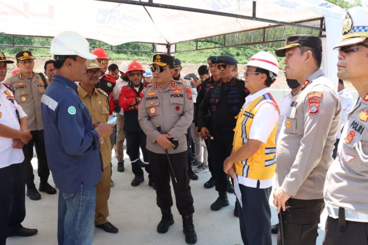 Kapolres Simalungun dampingi Kapolda Sumut saat cek kesiapan Jalan Tol Sinaksak.