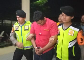 Tersangka saat digiring petugas, Kamis (27/4/2023) malam. (Foto Mistar / saut)