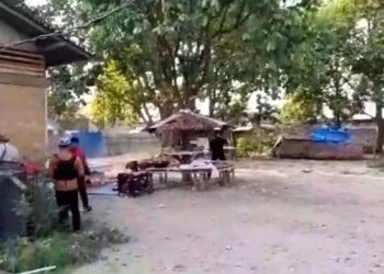 Momen polisi diserang saat gerebek lokasi judi di Deli Serdang (Istimewa)