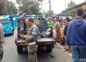 Mobil dinas milik Bupati Kuningan Acep Purnama mengalami kecelakaan di Sindang Agung, Kuningan (Foto: Fathnur Rohman/detikJabar)