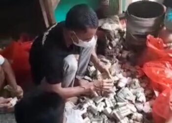 Foto: Dok IstimewaHeboh! kakek di Serang menyimpan uang lebih dari Rp 100 juta di bawah kasur hingga dalam ember.