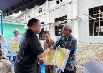 Bupati Pakpak Bharat, Franc Bernhard Tumanggor menyerahkan bantuan hibah keagamaan saat mengunjungi Masjid At Tawabin, di Desa Boangmanalu, Salak, pada Kamis (13/04/2023) lalu.