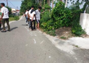 Warga mendatangi lokasi kecelakaan lalu lintas di kawasan Simpang Kerang, Kecamatan Siantar Martoba yang menyebabkan seorang remaja putri tewas.( Foto: Humas Polres Pematang Siantar)