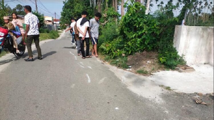 Warga mendatangi lokasi kecelakaan lalu lintas di kawasan Simpang Kerang, Kecamatan Siantar Martoba yang menyebabkan seorang remaja putri tewas.( Foto: Humas Polres Pematang Siantar)