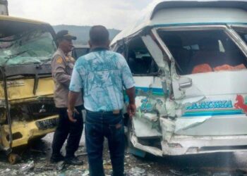 Dua kendaraan, mobil travel Parisma dan mobil boks terlibat kecelakaan di Kabupaten Toba pada hari ini, Kamis (27/4/2023).  HO