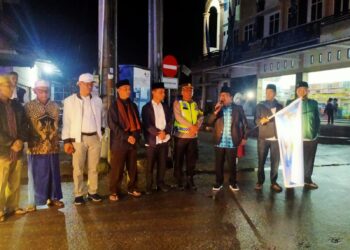 Sekda Humbahas, Drs Tonny Sihombing, M.IP, melepas kaum muslimin dan muslimat untuk melaksanakan pawai takbiran keliling yang di pusatkan di Masjid Raya Doloksanggul, Kabupaten Humbang Hasundutan, Jumat (21/4/2023) malam lalu.