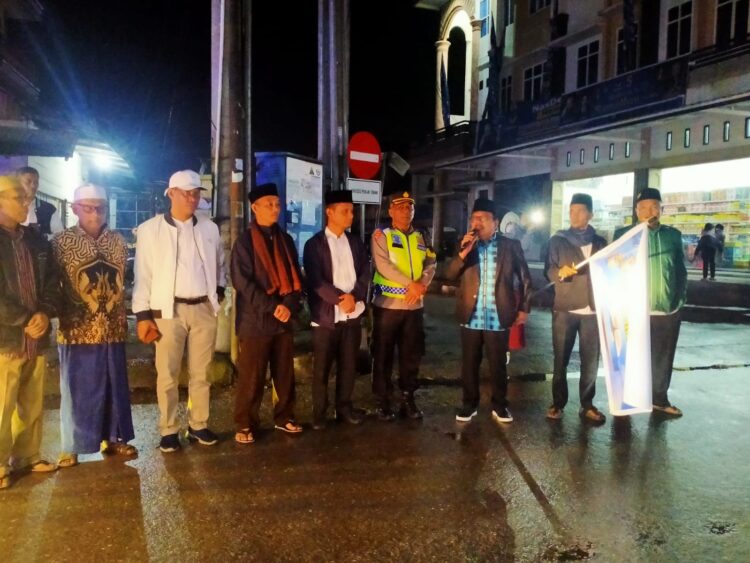 Sekda Humbahas, Drs Tonny Sihombing, M.IP, melepas kaum muslimin dan muslimat untuk melaksanakan pawai takbiran keliling yang di pusatkan di Masjid Raya Doloksanggul, Kabupaten Humbang Hasundutan, Jumat (21/4/2023) malam lalu.