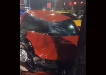 Mobil tabrak pemotor di Medan mengalami kerusakan. [Instagram @tkpmedan]