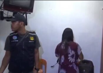 Sebanyak enam orang digerebek anggota Polres Batu Bara, saat asyik mesum di kamar kos dan hotel. Foto/iNews TV/Fadly Pelka