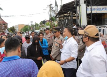 Massa saat berunjuk rasa di Polres Pematang Siantar.