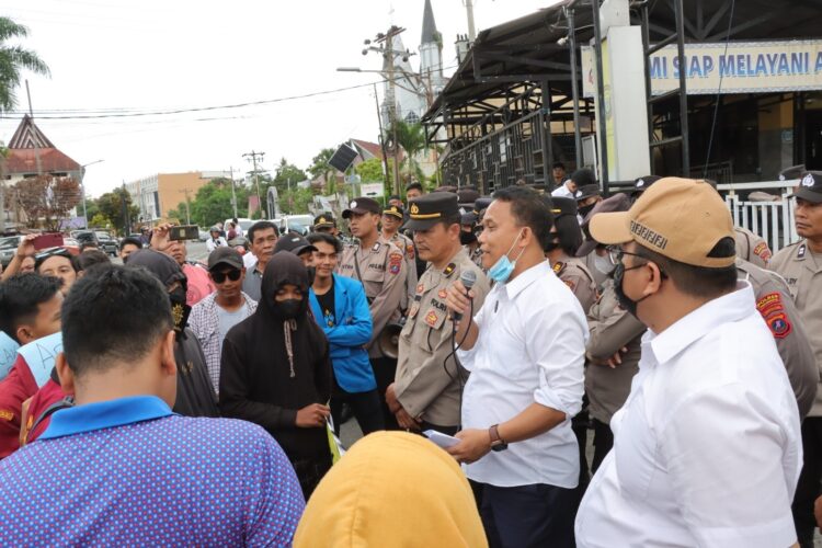 Massa saat berunjuk rasa di Polres Pematang Siantar.