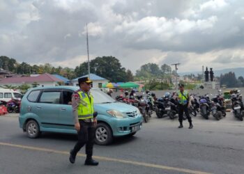 Kapolda Sumut, Irjen Panca Putra tampak  turun ke jalan urai kemacetan di jalur obyek wisata Parapat, Selasa (25/4/2023 ).