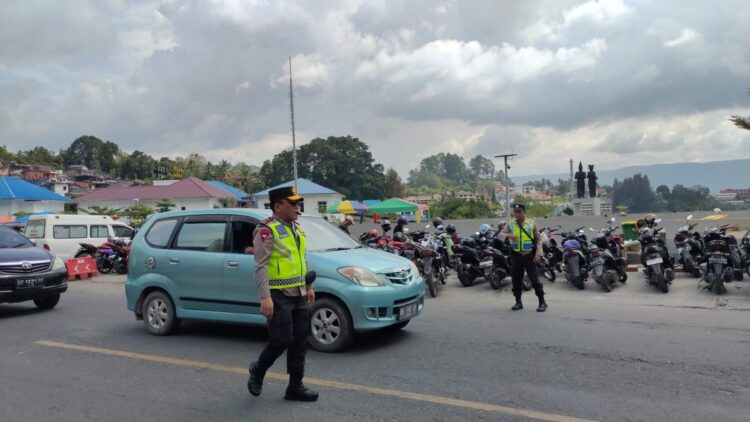 Kapolda Sumut, Irjen Panca Putra tampak  turun ke jalan urai kemacetan di jalur obyek wisata Parapat, Selasa (25/4/2023 ).