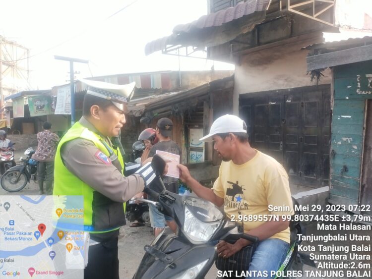 Satuan Lalulintas Polres Tanjungbalai sosialiasi terkait diberlakukannya tilang non elektronik atau manual kepada masyarakat pengguna jalan, Senin (29/05/2023) pagi tadi.