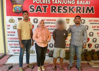 Foto tersangka cabul saat diperlihatkan petugas.