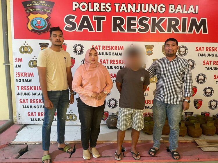 Foto tersangka cabul saat diperlihatkan petugas.
