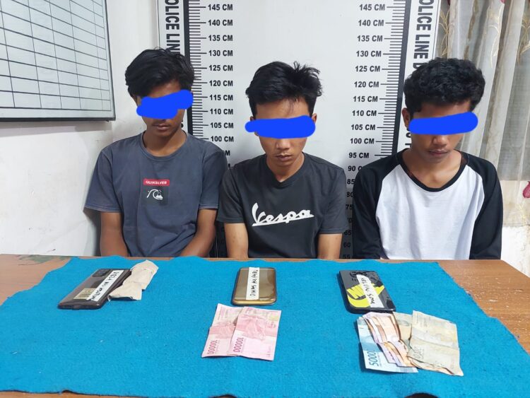 Foto ketiga pelaku dan barang bukti yang diamankan Sat Narkoba Polres Pematang Siantar.