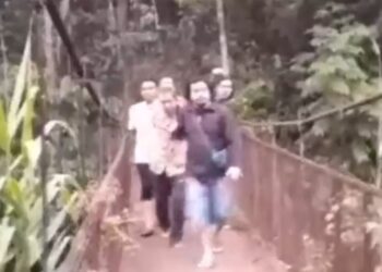 Satreskrim Polres Mandailing Natal (Madina), berhasil menangkap SD alias Dirman (61) pelaku penyiraman air keras ke wajah seorang ibu rumah tangga. Foto/iNews TV/Ahmad Husein Lubis