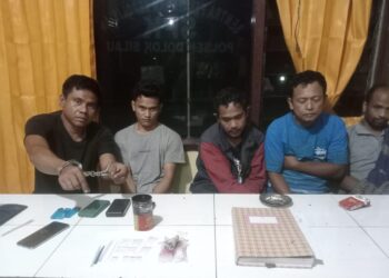 Foto kelima orang tersangka yang diamankan Polsek Dolok Silau.