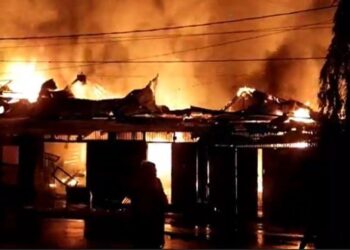 Kebakaran melanda pertokoan di Aceh Tamiang, Aceh dan menghanguskan 14 ruko semi pernamen dan dua mobil