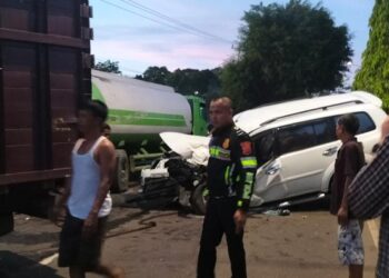 Foto: Mobil anggota DPRD Jambi yang menabrak truk sedang parkir dalam kondisi rusak parah (Istimewa)