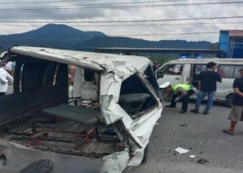 Kecelakaan Hari Ini di Taput, Angkot Ngebut hingga Terbalik, 8 Pelajar Luka (Foto: iNews/ Robert Fernando H Siregar)