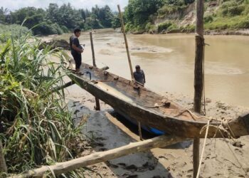 Foto: Penampakan perahu kuno yang ditemukan warga di Asahan dari dasar sungai. (Perdana Ramadhan / detikSumut).
